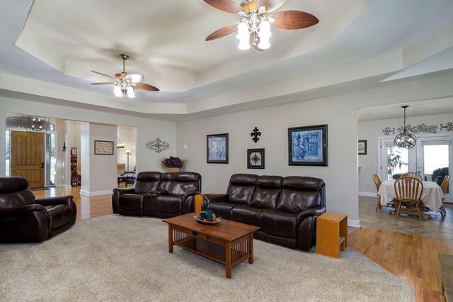 1615 Sky Ranch Circle, Bolivar, MO 65613