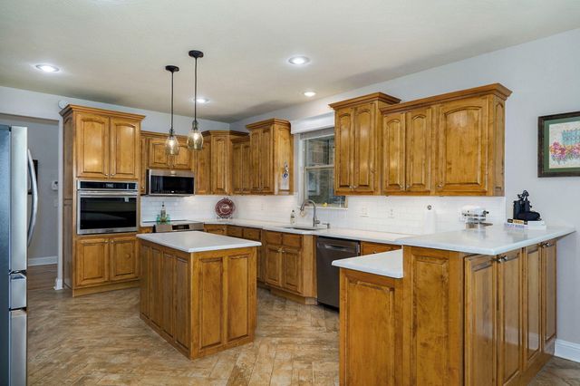 1615 Sky Ranch Circle, Bolivar, MO 65613