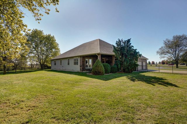 1615 Sky Ranch Circle, Bolivar, MO 65613