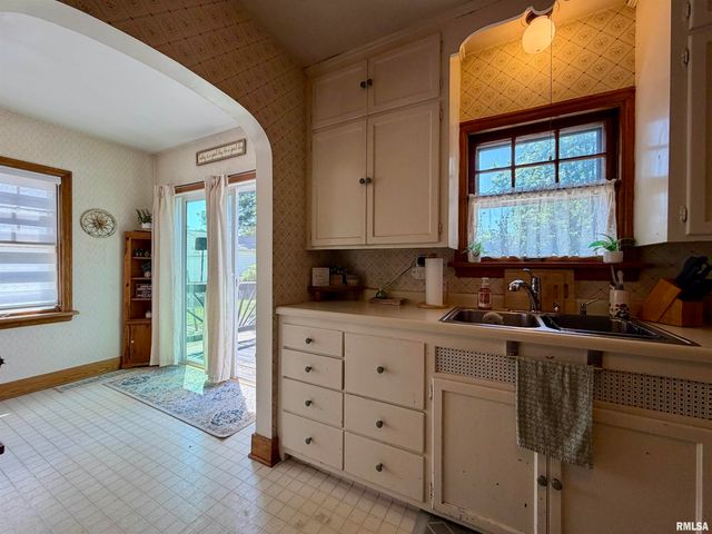 2418 W AYRES Avenue, West Peoria, IL 61604