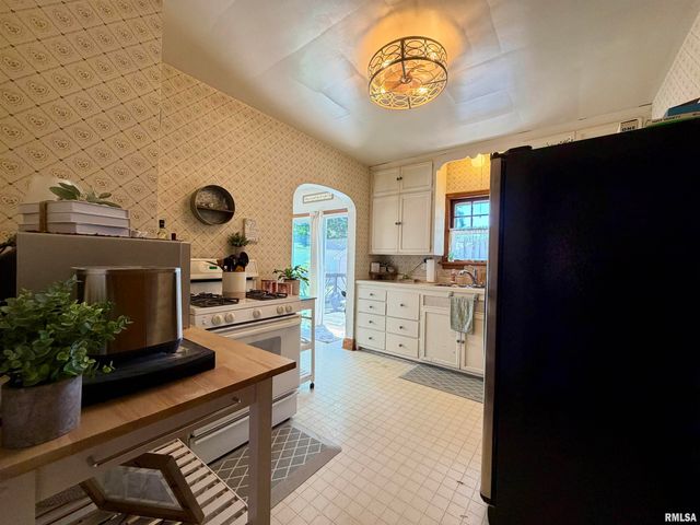 2418 W AYRES Avenue, West Peoria, IL 61604