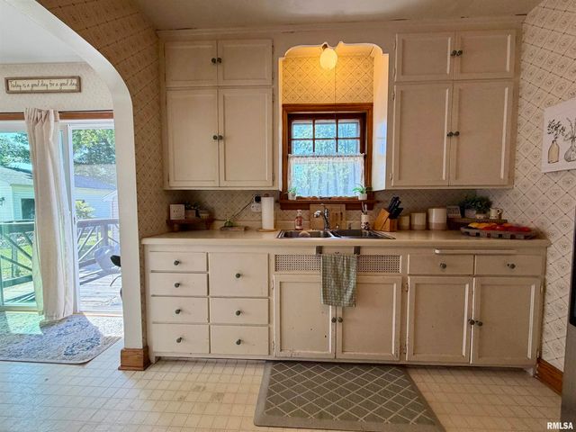 2418 W AYRES Avenue, West Peoria, IL 61604