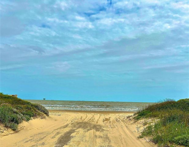 1026 N Gayle Street, Gilchrist, TX 77617