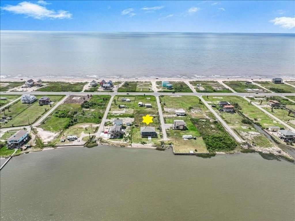 1026 N Gayle Street, Gilchrist, TX 77617