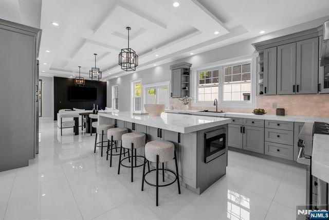 125 Hamilton Trail, Totowa, NJ 07512