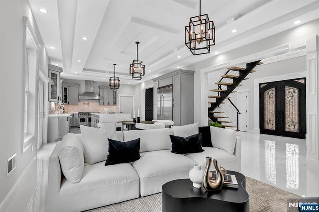 125 Hamilton Trail, Totowa, NJ 07512