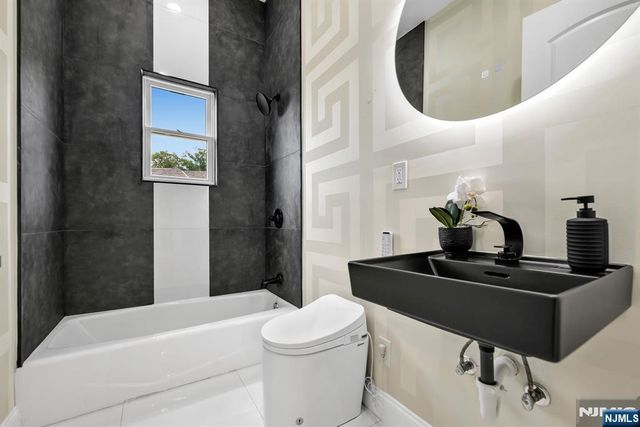 125 Hamilton Trail, Totowa, NJ 07512