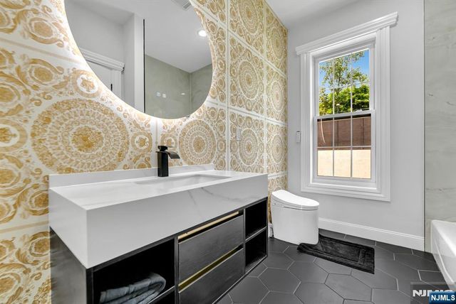 125 Hamilton Trail, Totowa, NJ 07512