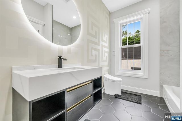 125 Hamilton Trail, Totowa, NJ 07512