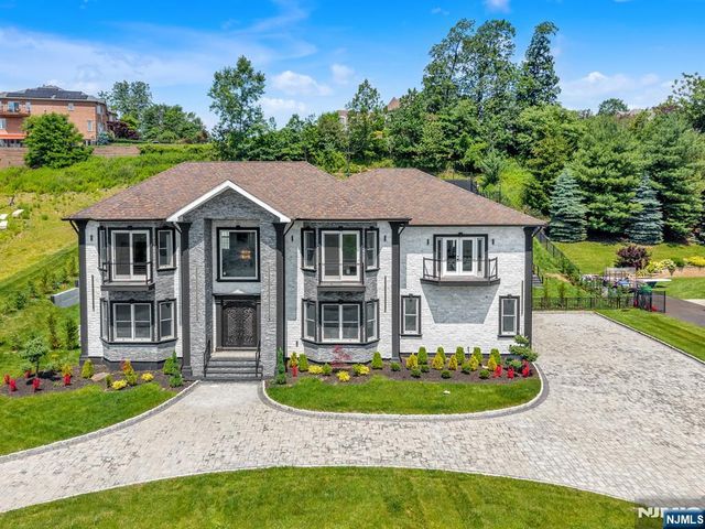 125 Hamilton Trail, Totowa, NJ 07512