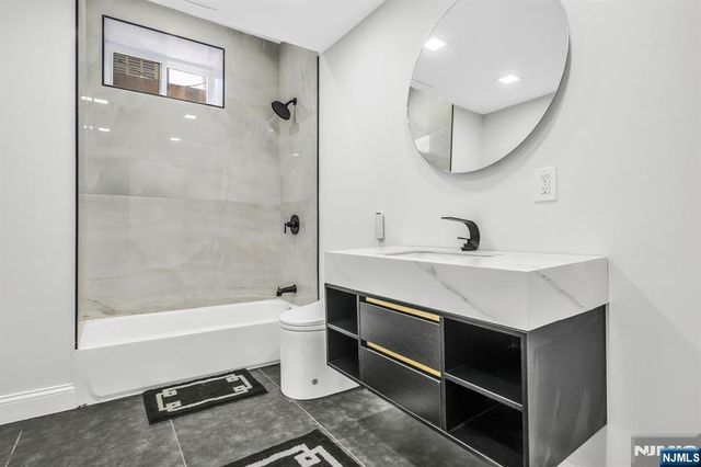 125 Hamilton Trail, Totowa, NJ 07512