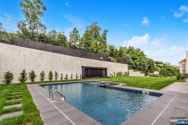 125 Hamilton Trail, Totowa, NJ 07512