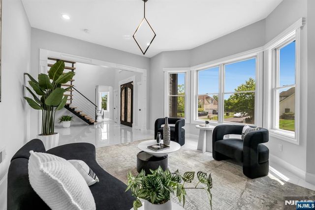 125 Hamilton Trail, Totowa, NJ 07512