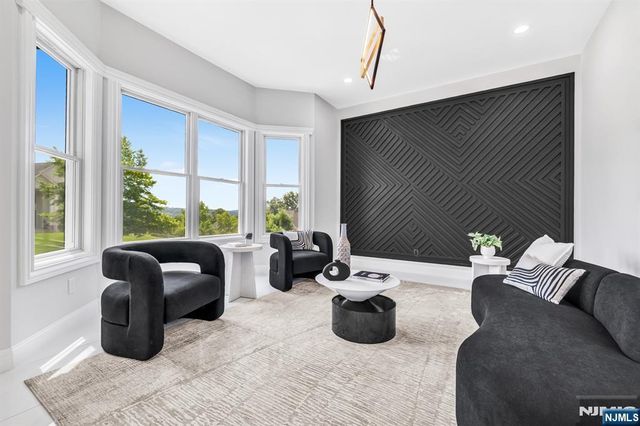 125 Hamilton Trail, Totowa, NJ 07512