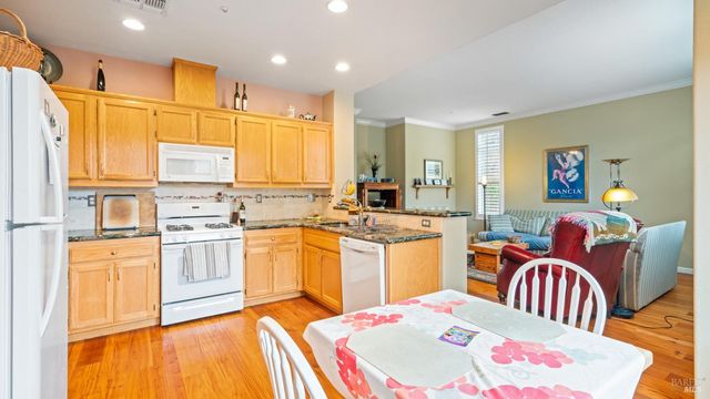 266 Cambridge Ln, Petaluma, CA 94952