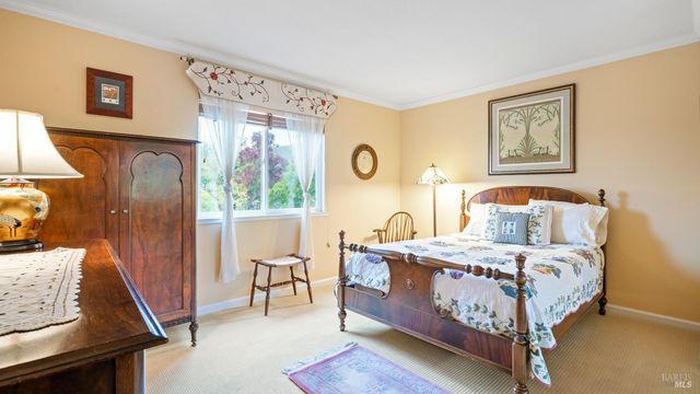 266 Cambridge Ln, Petaluma, CA 94952