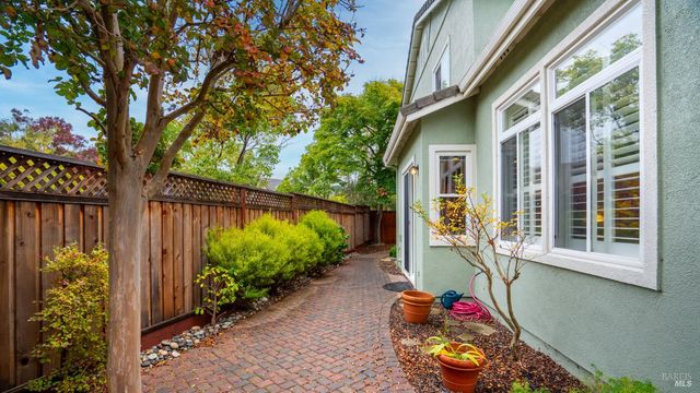266 Cambridge Ln, Petaluma, CA 94952