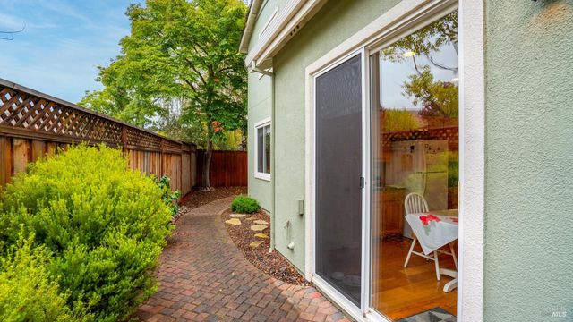 266 Cambridge Ln, Petaluma, CA 94952