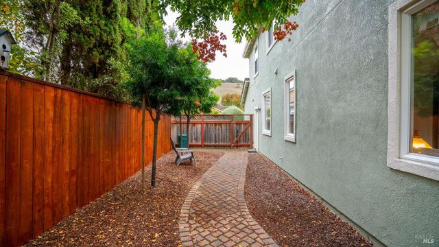 266 Cambridge Ln, Petaluma, CA 94952