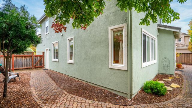 266 Cambridge Ln, Petaluma, CA 94952