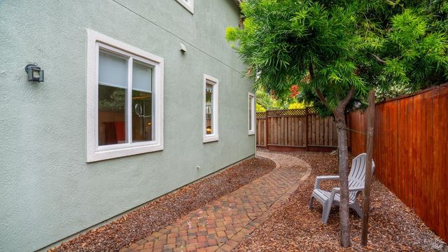 266 Cambridge Ln, Petaluma, CA 94952