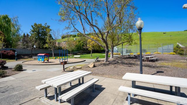 266 Cambridge Ln, Petaluma, CA 94952