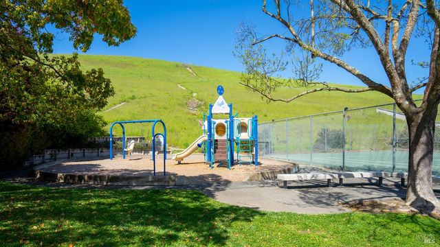 266 Cambridge Ln, Petaluma, CA 94952