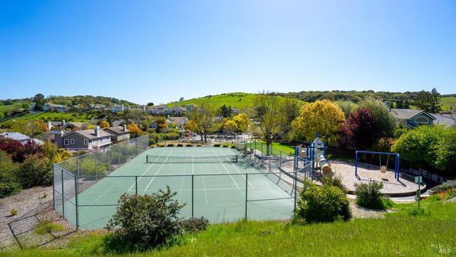 266 Cambridge Ln, Petaluma, CA 94952