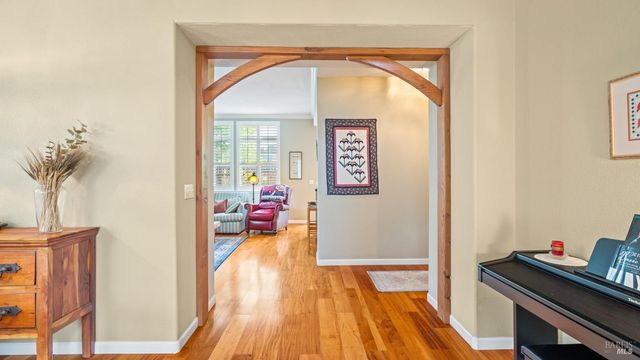 266 Cambridge Ln, Petaluma, CA 94952