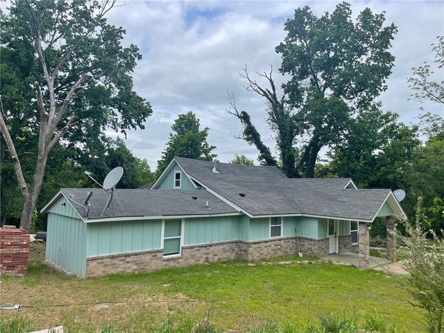 202 Parrott Drive, Huntsville, AR 72740