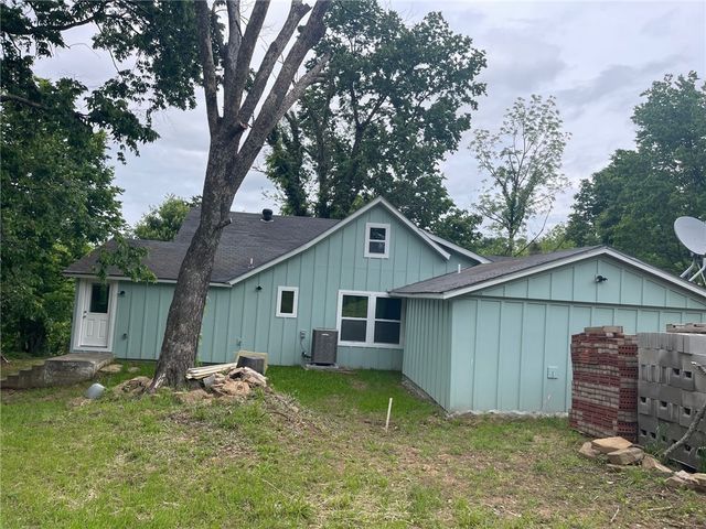 202 Parrott Drive, Huntsville, AR 72740