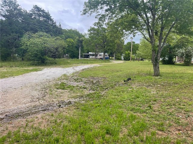 202 Parrott Drive, Huntsville, AR 72740