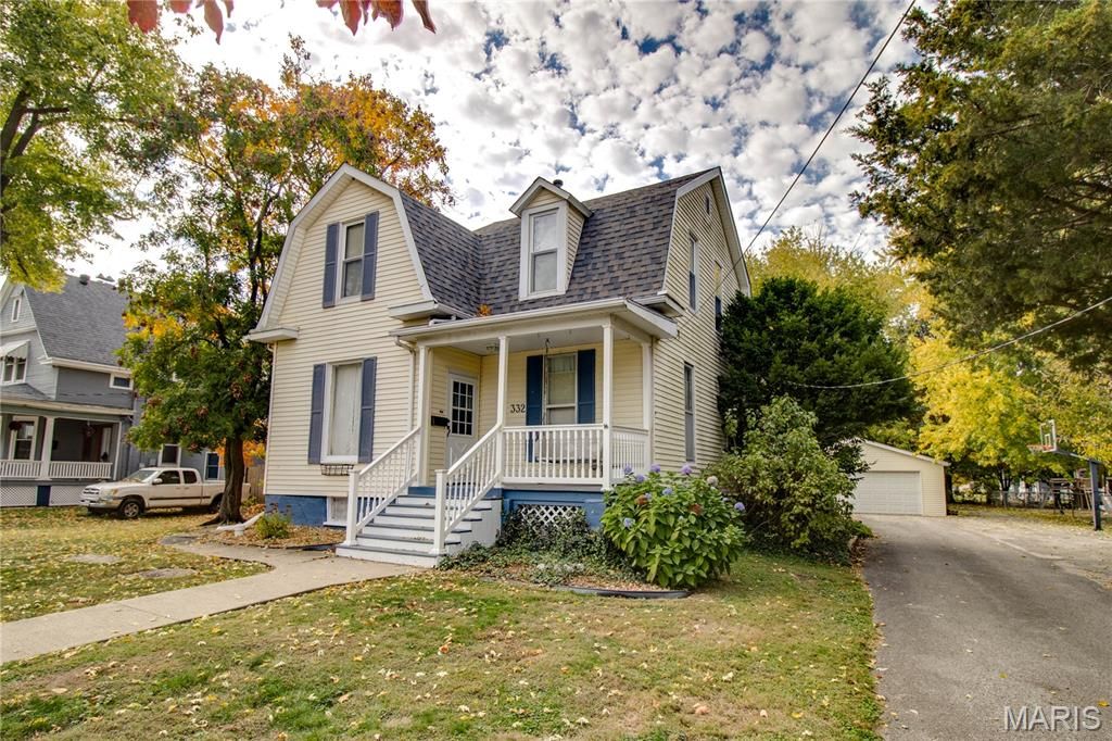 Image 1 of property listing at 332 N High Street, Carlinville, IL 62626