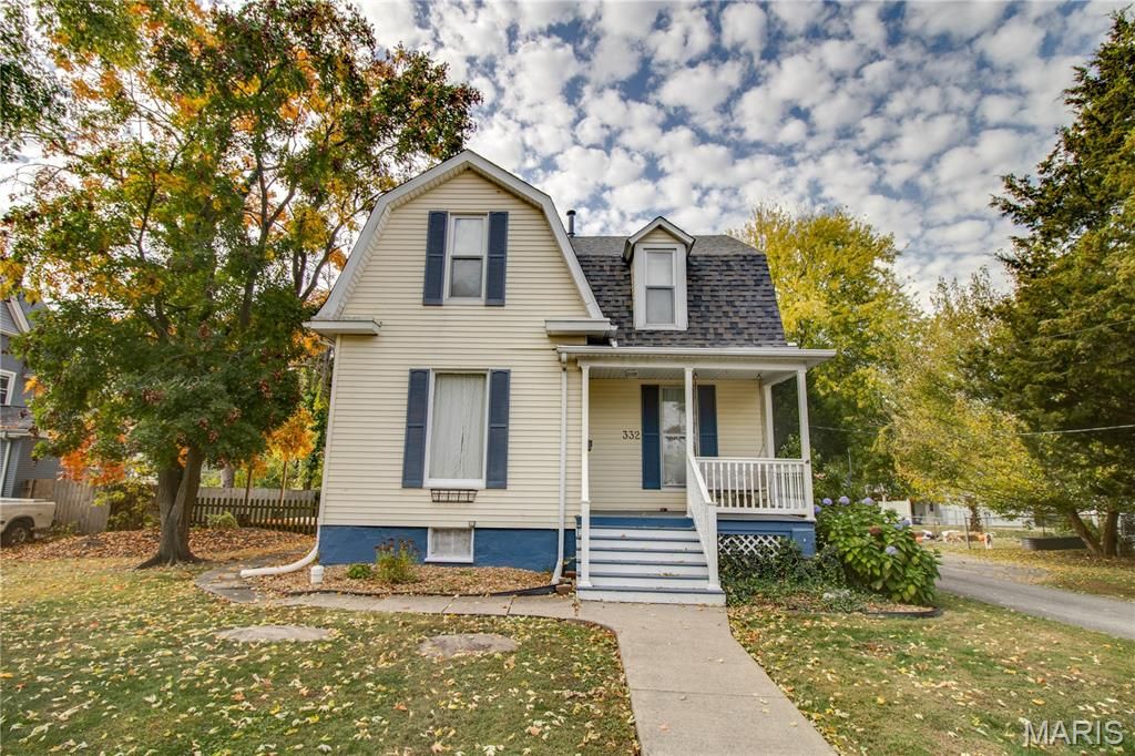 Image 2 of property listing at 332 N High Street, Carlinville, IL 62626