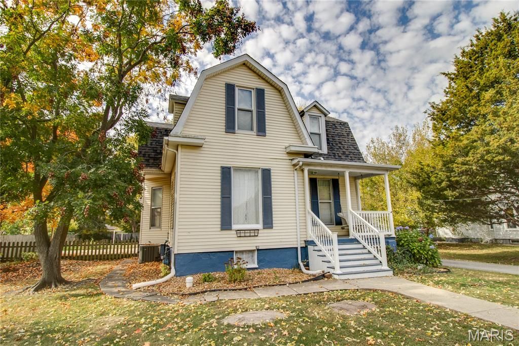 Image 3 of property listing at 332 N High Street, Carlinville, IL 62626