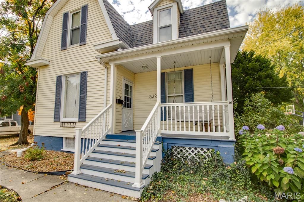 Image 4 of property listing at 332 N High Street, Carlinville, IL 62626