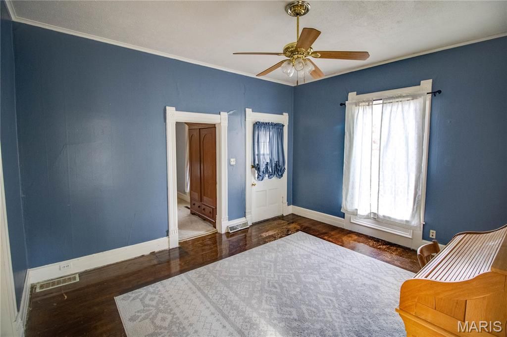 Image 7 of property listing at 332 N High Street, Carlinville, IL 62626