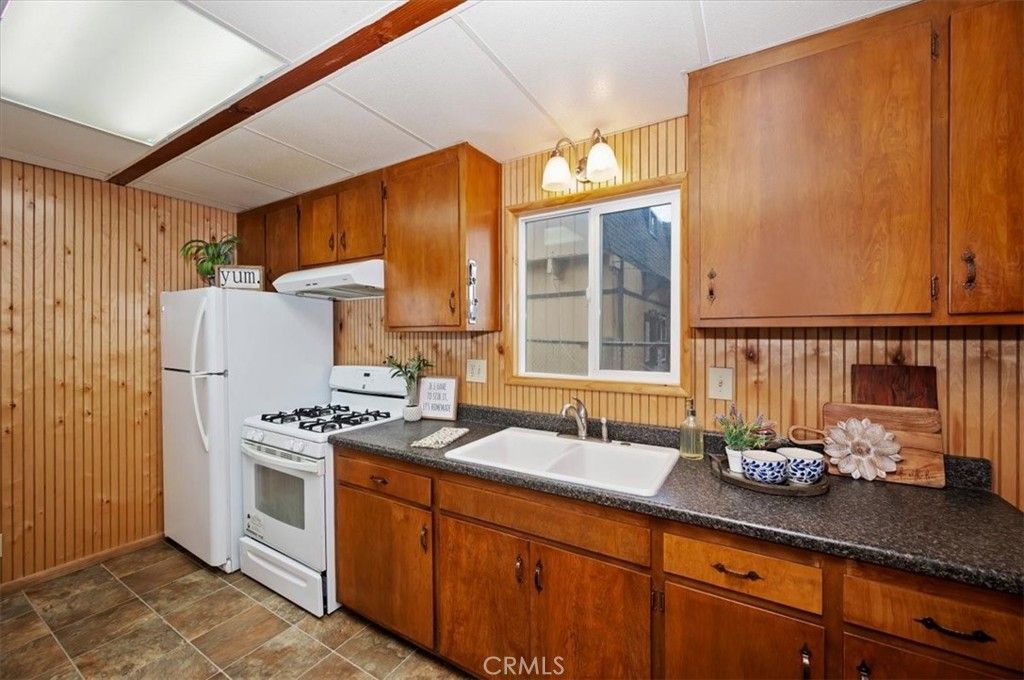 Image 14 of property listing at 710 W Fairway, Big Bear City, CA 92314