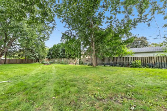 127 W CAPITOL DRIVE, Appleton, WI 54911