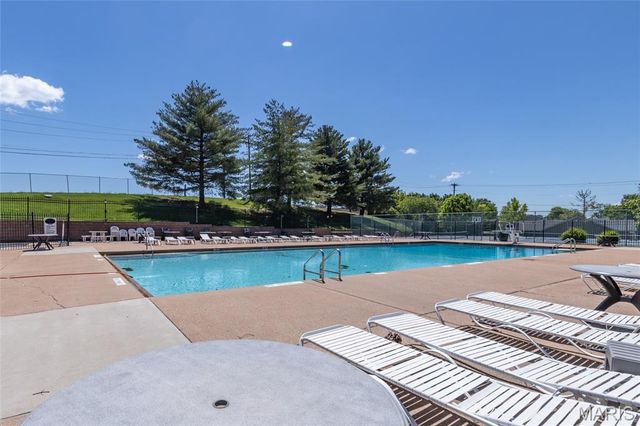 1208 Summers End Drive, Fenton, MO 63026
