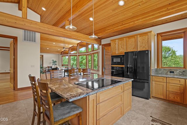 616 Mountain Paradise Drive, Grants Pass, OR 97526