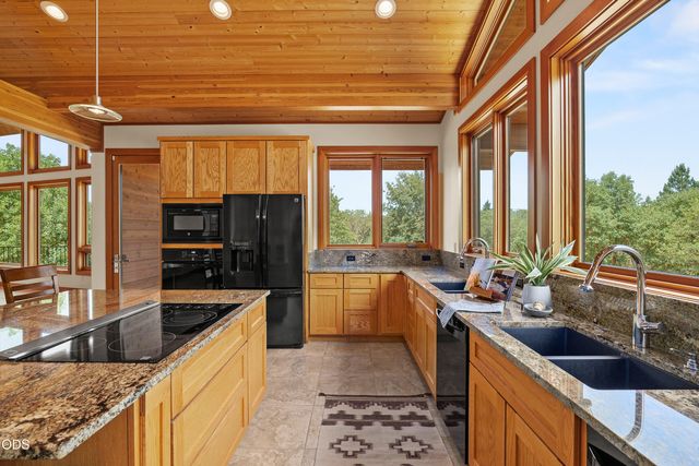 616 Mountain Paradise Drive, Grants Pass, OR 97526