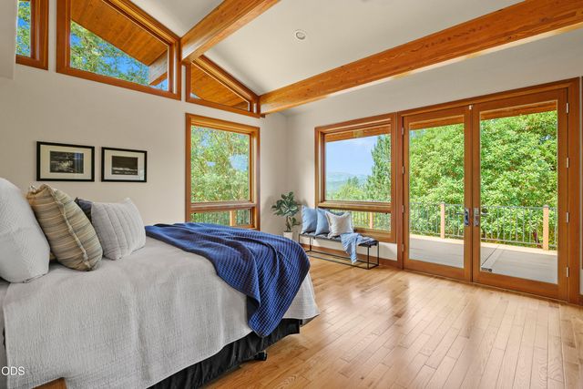 616 Mountain Paradise Drive, Grants Pass, OR 97526
