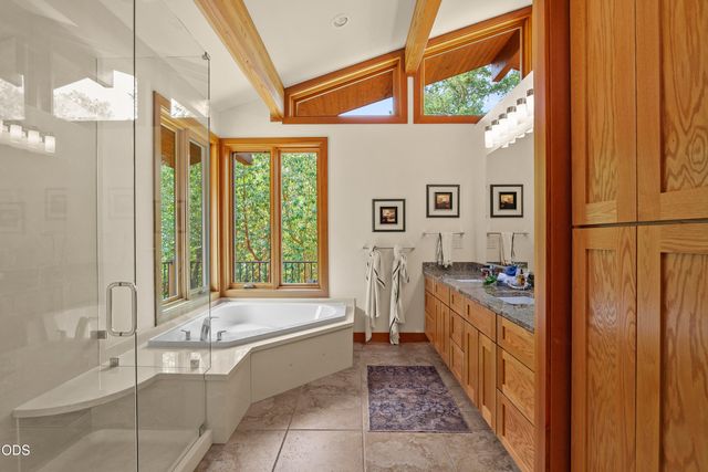616 Mountain Paradise Drive, Grants Pass, OR 97526