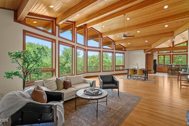616 Mountain Paradise Drive, Grants Pass, OR 97526