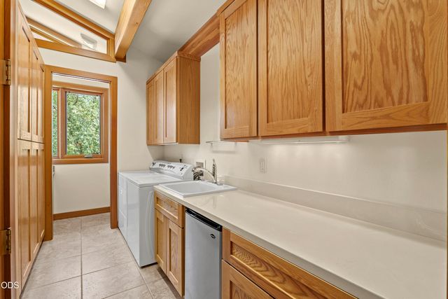 616 Mountain Paradise Drive, Grants Pass, OR 97526