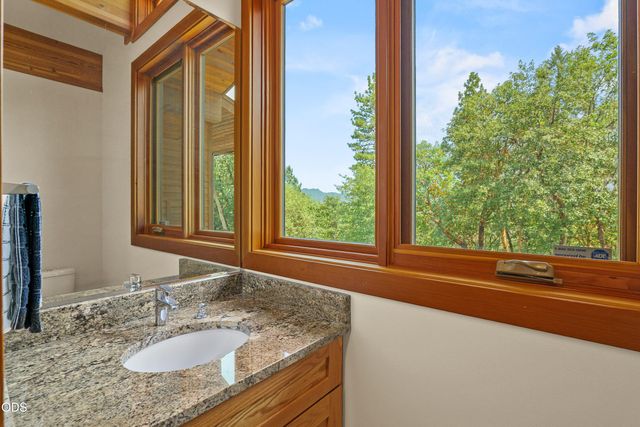 616 Mountain Paradise Drive, Grants Pass, OR 97526