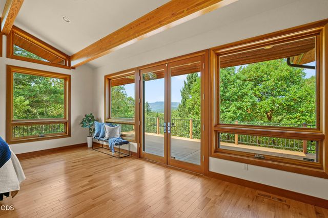 616 Mountain Paradise Drive, Grants Pass, OR 97526