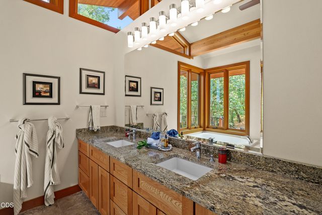 616 Mountain Paradise Drive, Grants Pass, OR 97526