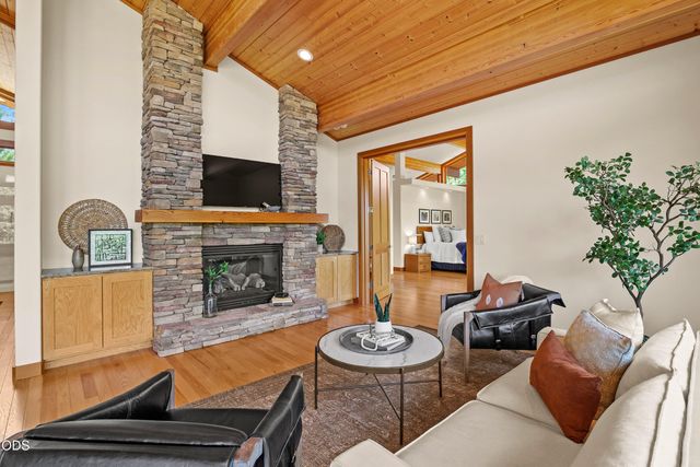 616 Mountain Paradise Drive, Grants Pass, OR 97526